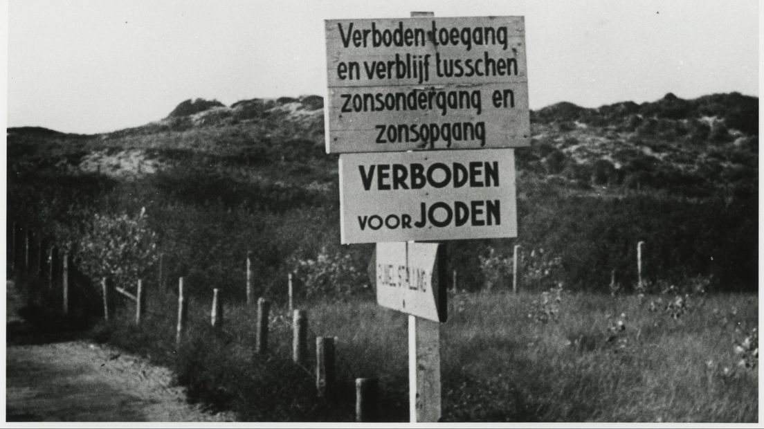Borden met 'Verboden voor Joden' in Den Haag