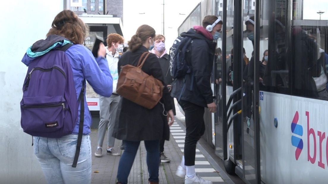 Instappen via de midden- en achterdeur van een Breng bus.