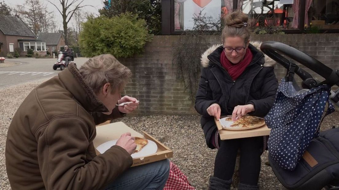 Deze twee mensen komen een pannenkoek eten in Ugchelen.