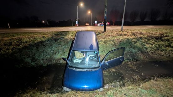 Vrouw met slok op belandt met auto in sloot