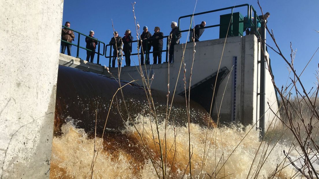 Voor het eerst stroom het water over de balgstuw van waterberging Panjerd