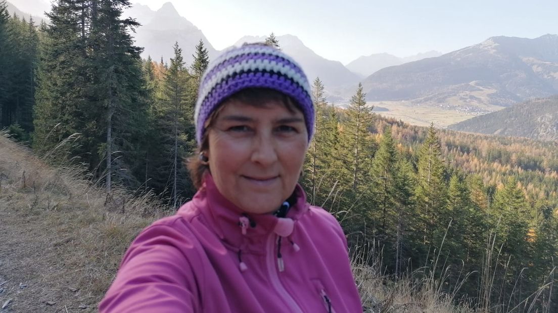 Evelien Thielen tijdens haar dagelijkse wandeling in de Oostenrijkse bergen
