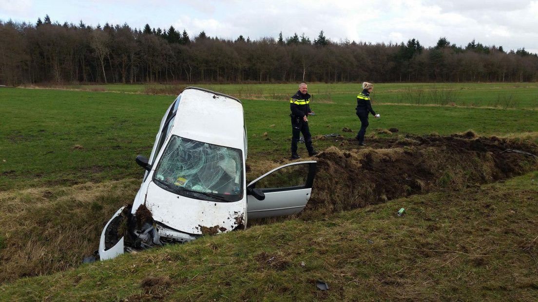 De auto in de sloot (Rechten: Persbureau Meter)