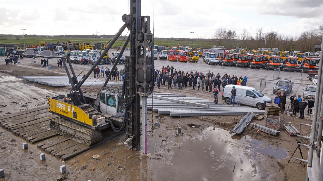 De eerste paal voor een hypermodern magazijn in Benschop.