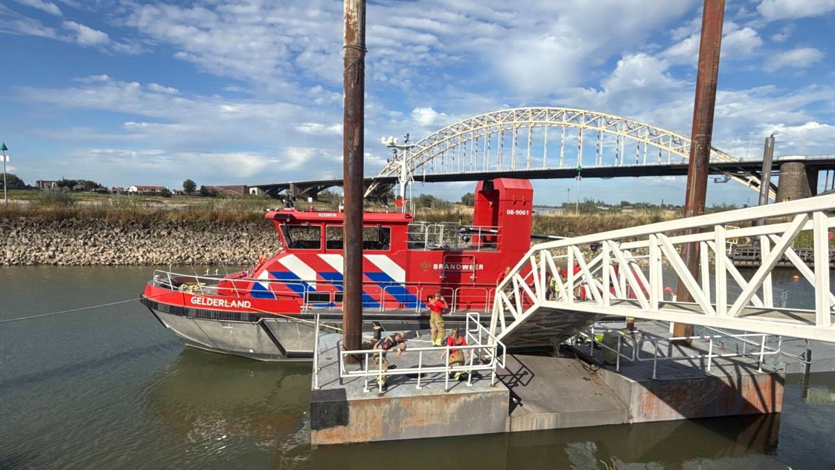 Ponton Waalkade dreigt te zinken door defecte dompelpomp