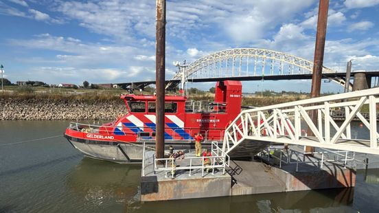Ponton Waalkade dreigt te zinken door defecte dompelpomp
