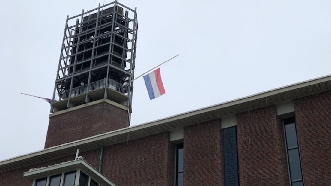 Vlag stadhuis Vlissingen halfstok voor overleden Wim Kok