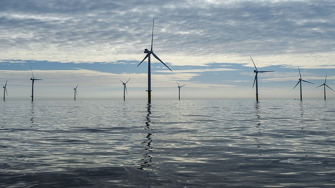 Windmolens reiken boven het wateroppervlakte van de Noordzee,