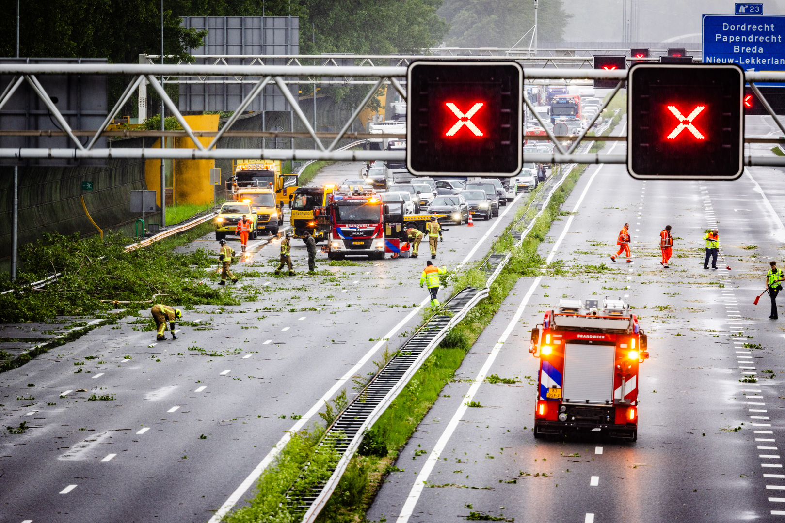 Snelweg bezaaid met takken en in beide richtingen dicht