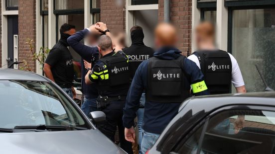 Agenten in kogelwerende vesten vallen huis binnen, bewoners met handen omhoog uit huis gehaald Nieuws