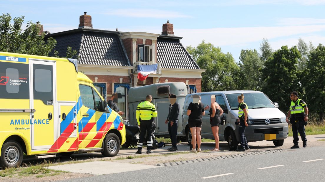 Ook de spiegel van het busje moest eraan geloven