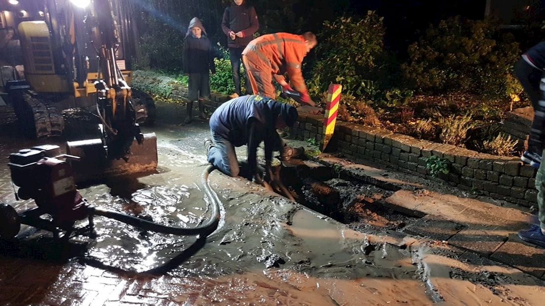 Gesprongen waterleiding in Tuk
