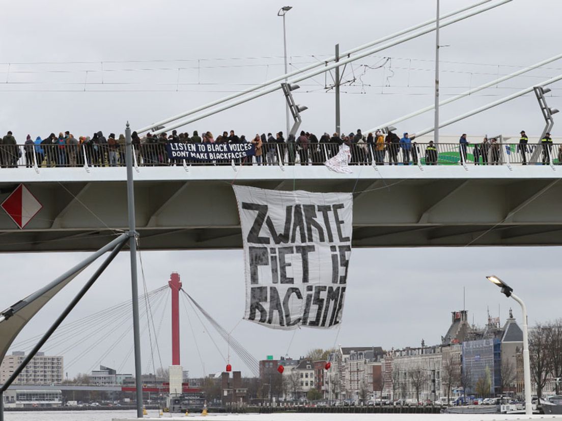 Spandoek aan de Erasmusbrug