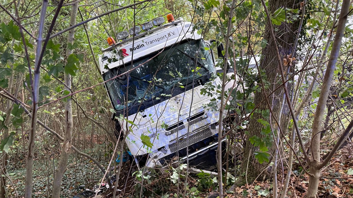 112 Nieuws: N332 dicht na vrachtwagenongeval | Auto's botsen frontaal in Deventer