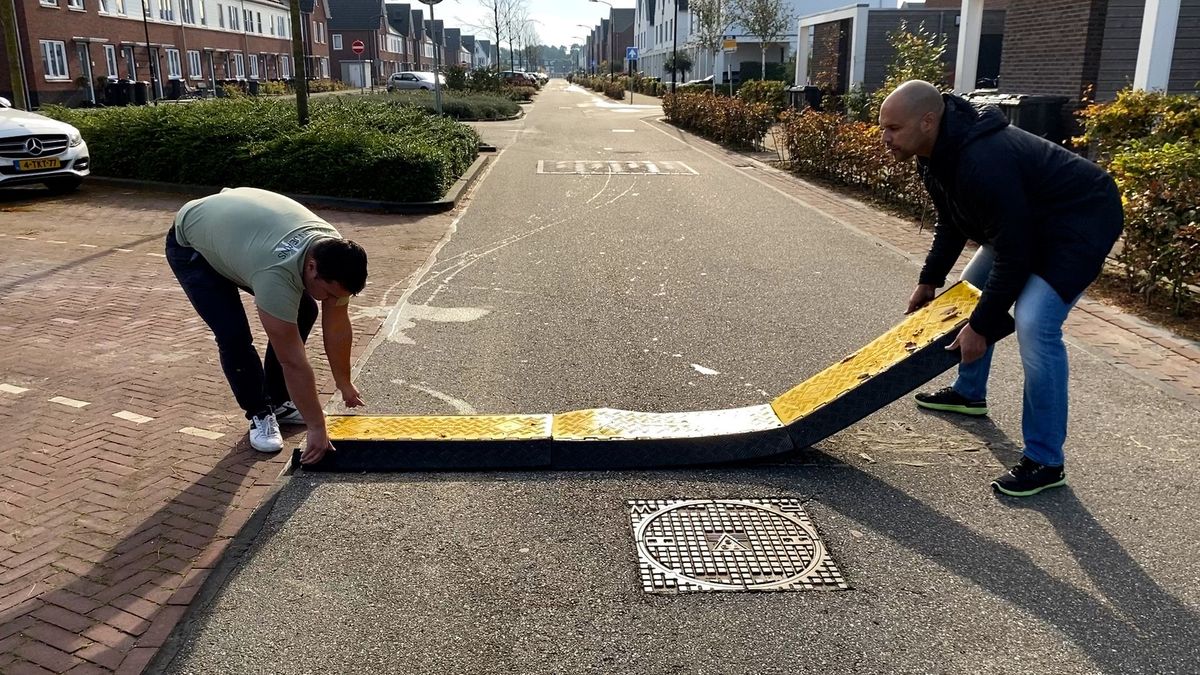 Buren leggen op eigen initiatief snelheidsdrempel neer in Wilnis, wethouder belooft weg aan te pakke