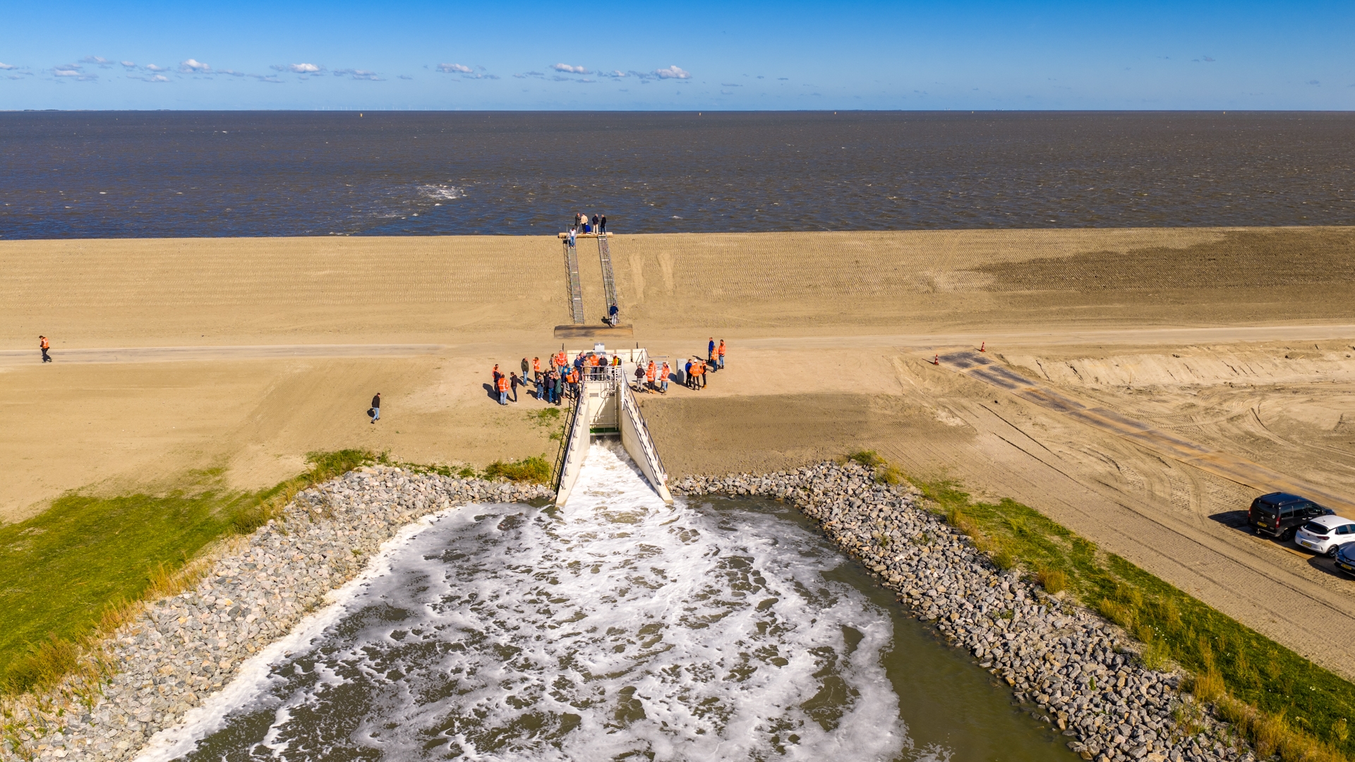Het water stroomt het binnendijks gebied in
