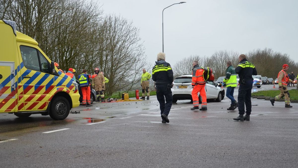 Auto's botsen op Exloërweg bij Musselkanaal RTV Noord