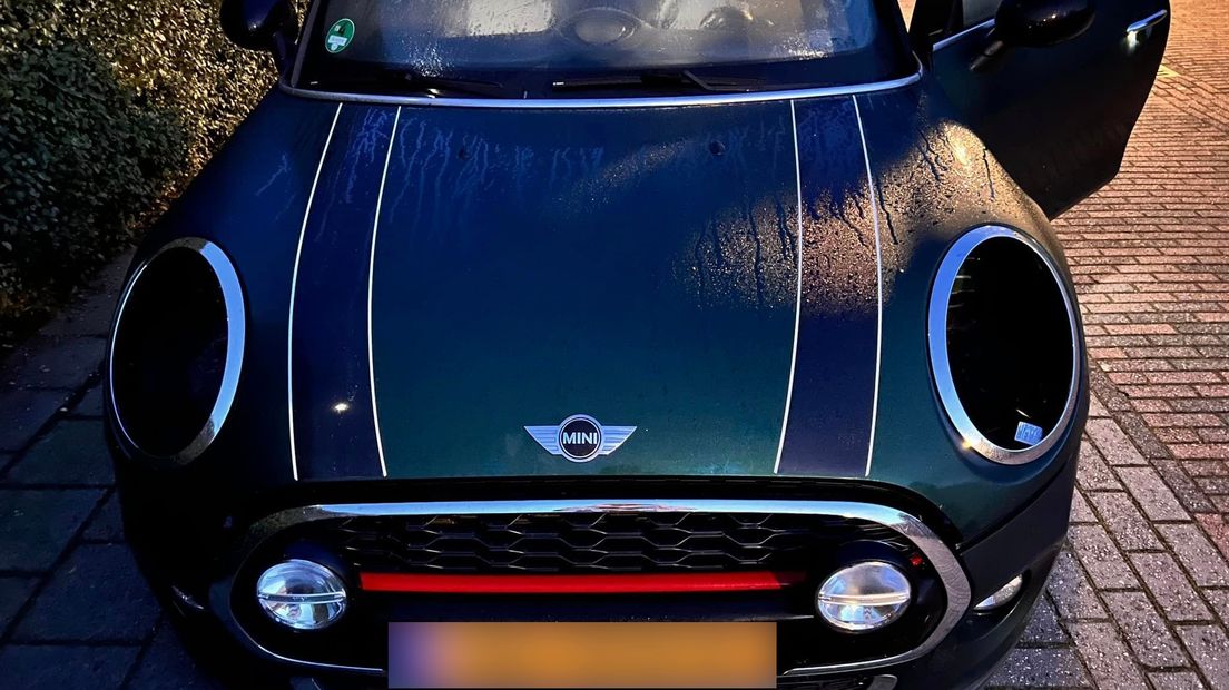 De Mini Cooper van Elisa uit Rijssen is vannacht gestript.