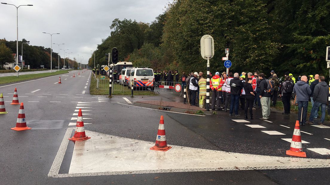 Vrijwilligers en politie verzamelen zich bij de Hobbemalaan.