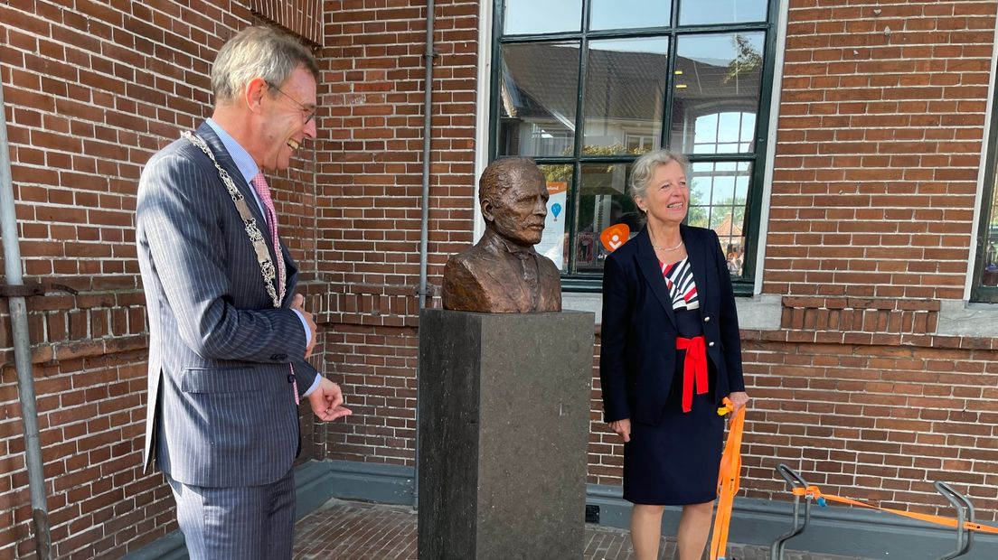 Het borstbeeld van Enno Wierda is onthuld door burgemeester Henk Jan Bolding