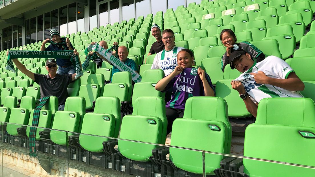 Dove FC-fans op de tribune in het stadion