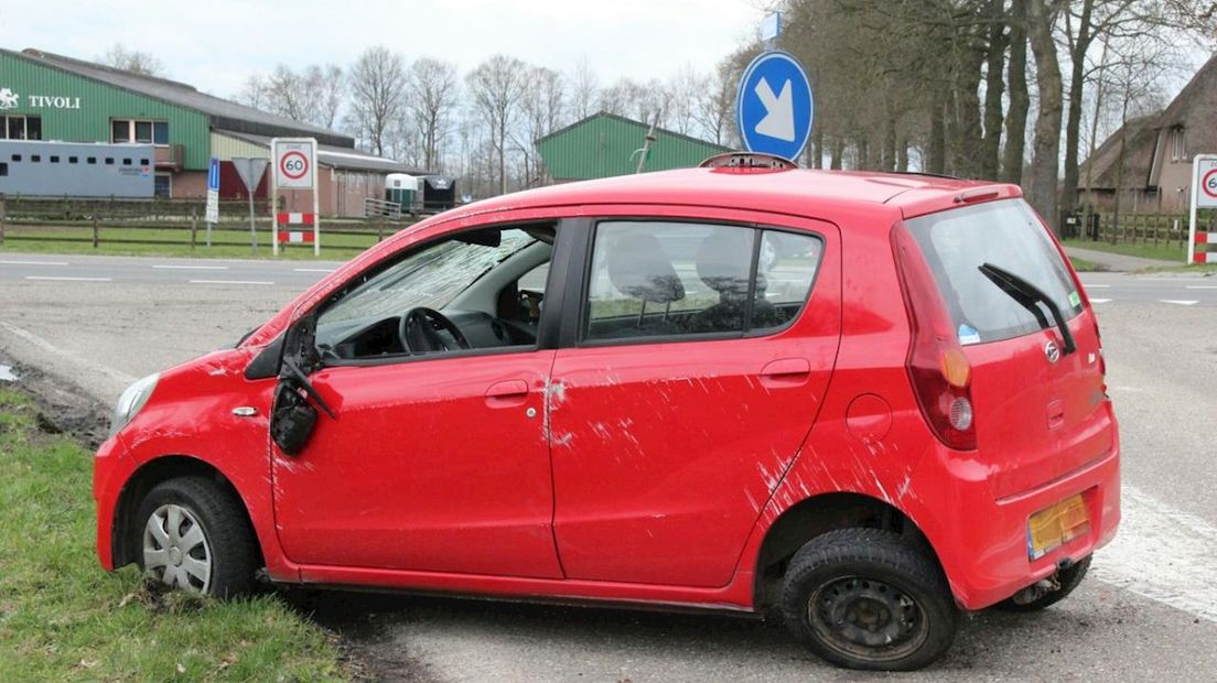 Auto slaat over de kop op N35