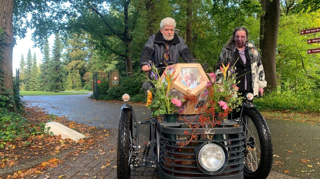 Willem Willemsen en dochter Diana met de bijzondere urn op de bakfiets