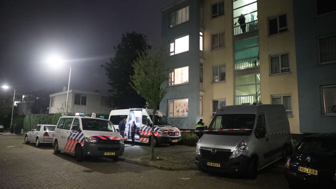 In een woning aan de Hogezijde is de dode vrouw gevonden.