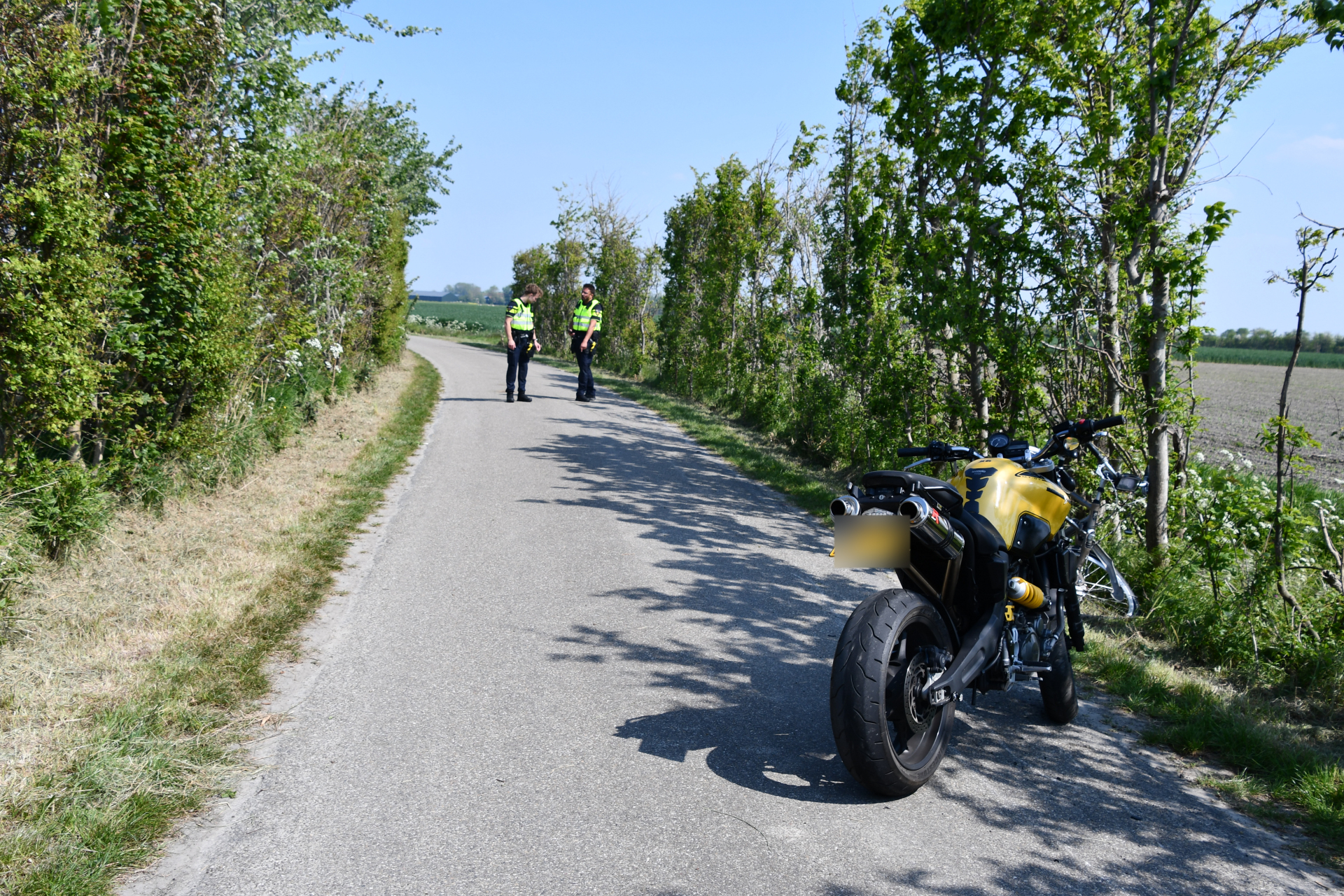 Slachtoffer naar het ziekenhuis na aanrijding tussen motor en twee fietsers