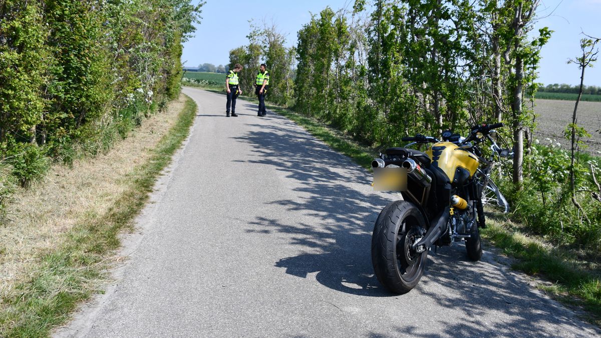 Slachtoffer naar het ziekenhuis na aanrijding tussen motor en twee fietsers