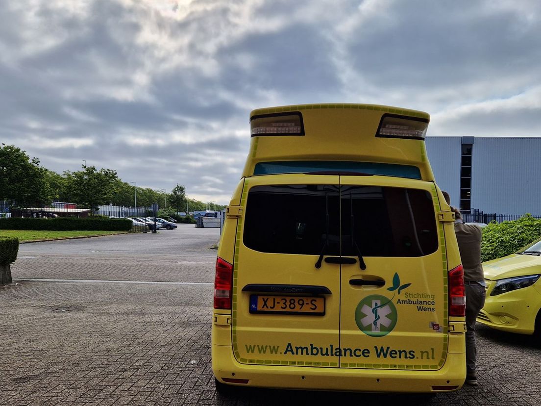 Ambulance voor de deur bij stichting.