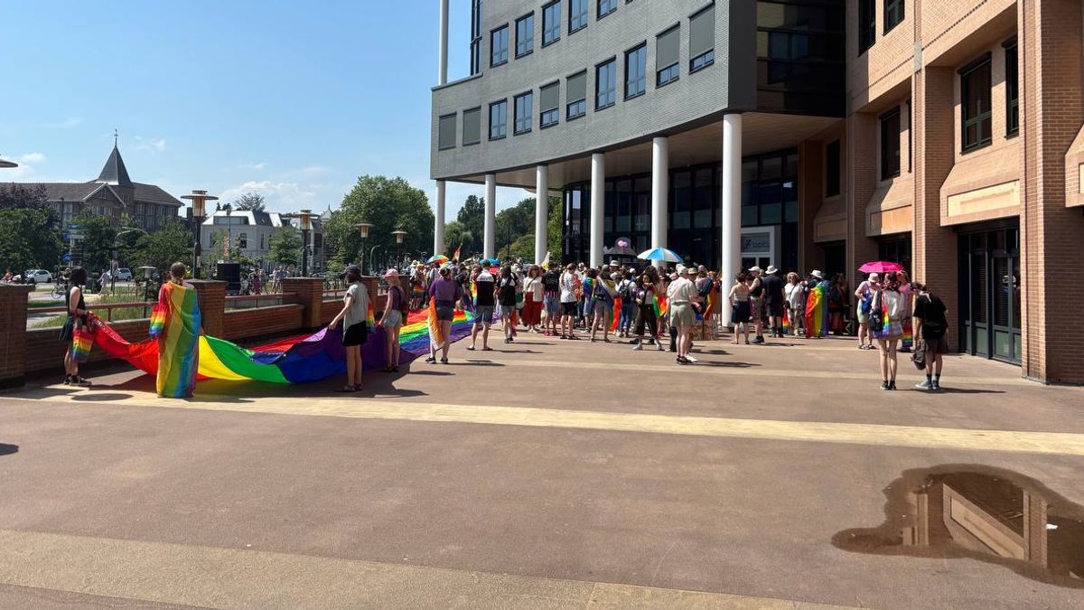 Pride Walk door de hitte in Deventer: 'Mooi om de positieve kant te laten zien'