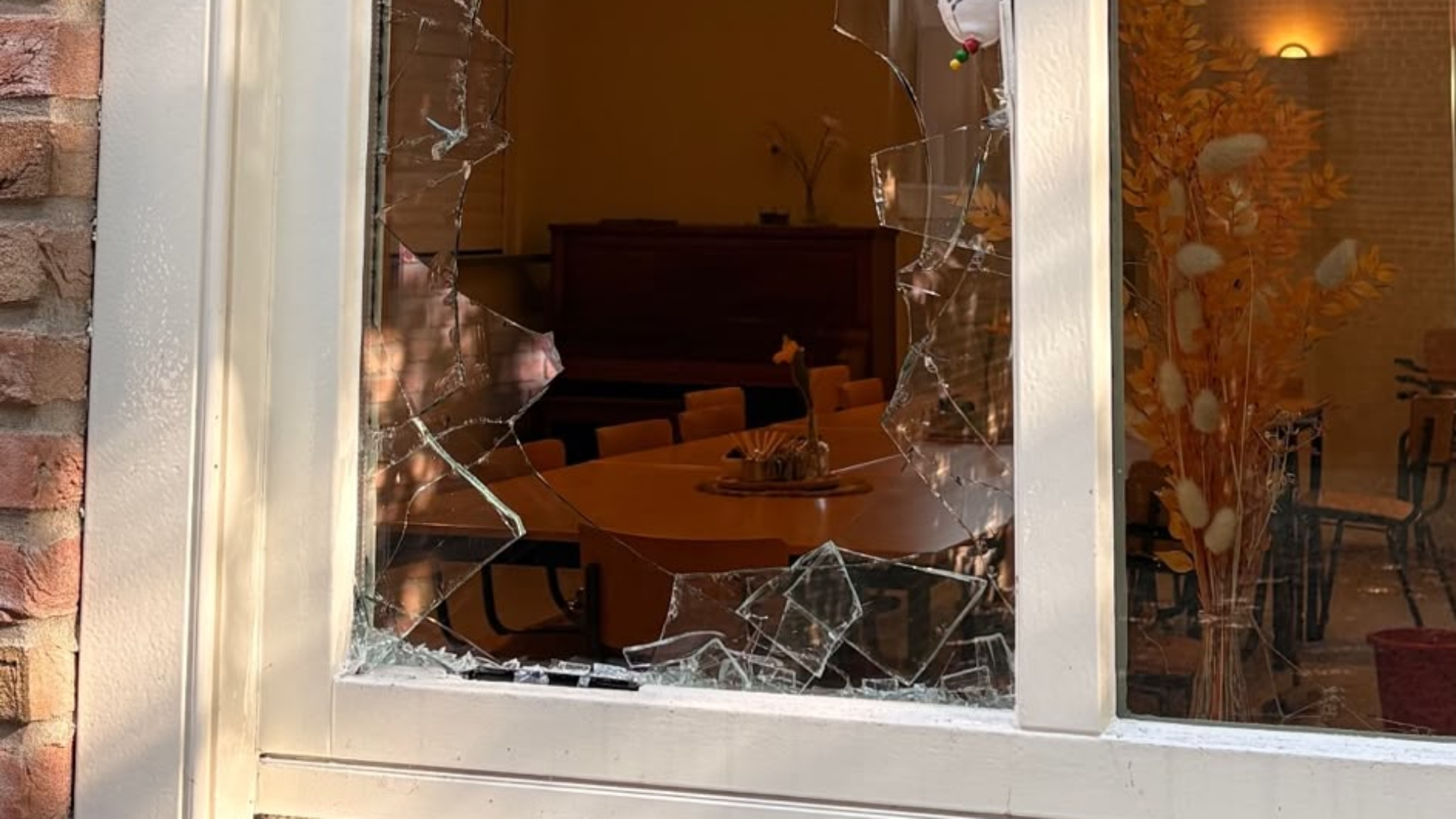 Schade aan een ruit van de kerk.