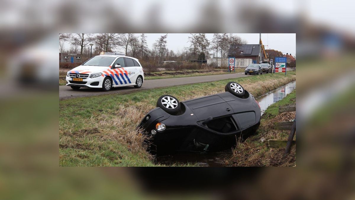 Auto over de kop op De Veenhoop