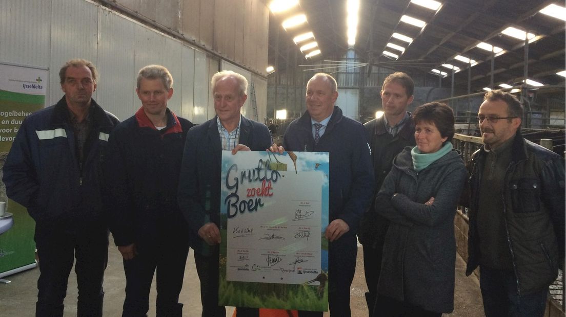 De weidevogelboeren samen met gedeputeerde Bert Boerdam