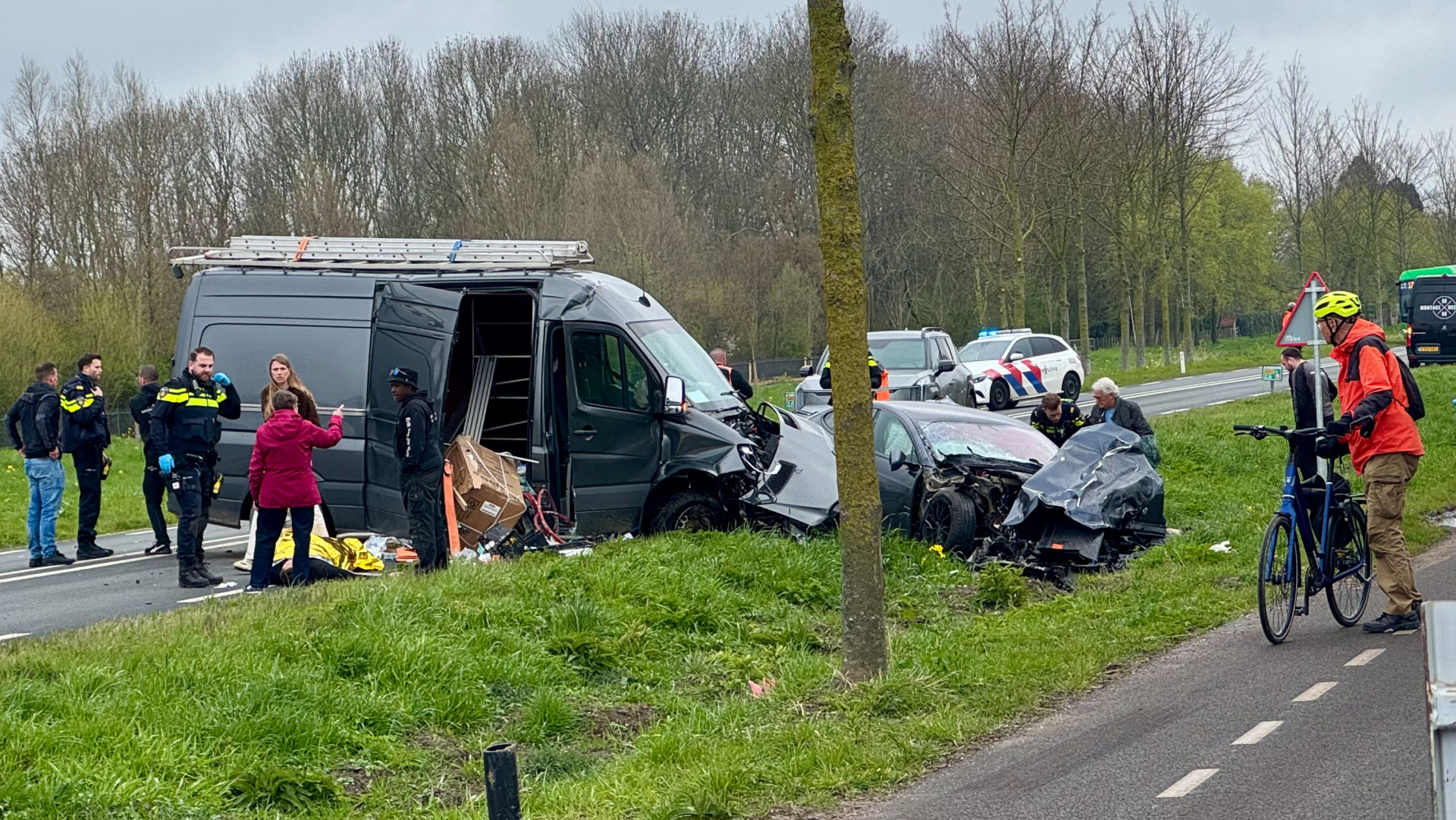Gewonden na frontale botsing, weg helemaal afgesloten.