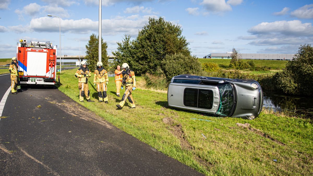 Auto belandt op zijkant bij Heerenveen | Rijstrook N7 van Sneek naar Bolsward afgesloten vanwege stu
