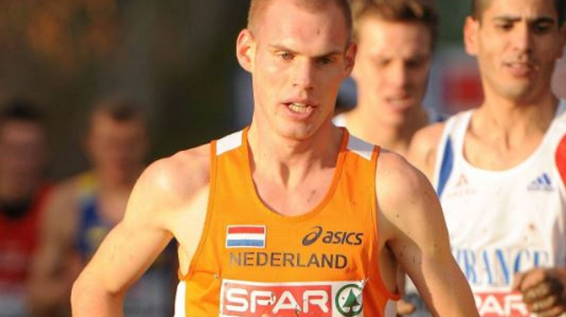 Wassink in actie voor Nederland tijdens het EK Cross in 2009.