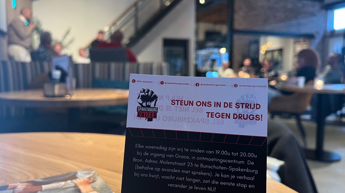 Een flyer van Spakenburg United, met op de achtergrond een gesprek over drugsverslaving