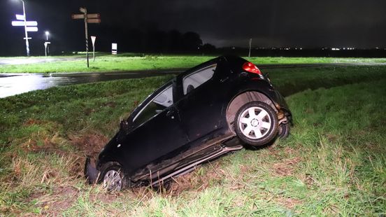 Auto onder vrachtwagentrailer • aanrijding met visboer. Auto onder vrachtwagentrailer • aanrijding met visboer.