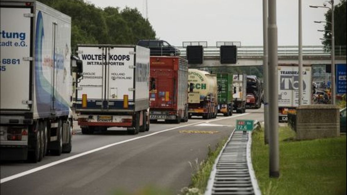 Vanaf eind 2015 wordt het verkeer op een deel van de A15 gewaarschuwd als er files staan.