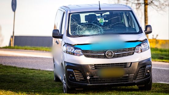 Fietser naar ziekenhuis na aanrijding | Duizenden xtc-pillen en vuurwapen gevonden in woning. Fietser naar ziekenhuis na aanrijding | Duizenden xtc-pillen en vuurwapen gevonden in woning.