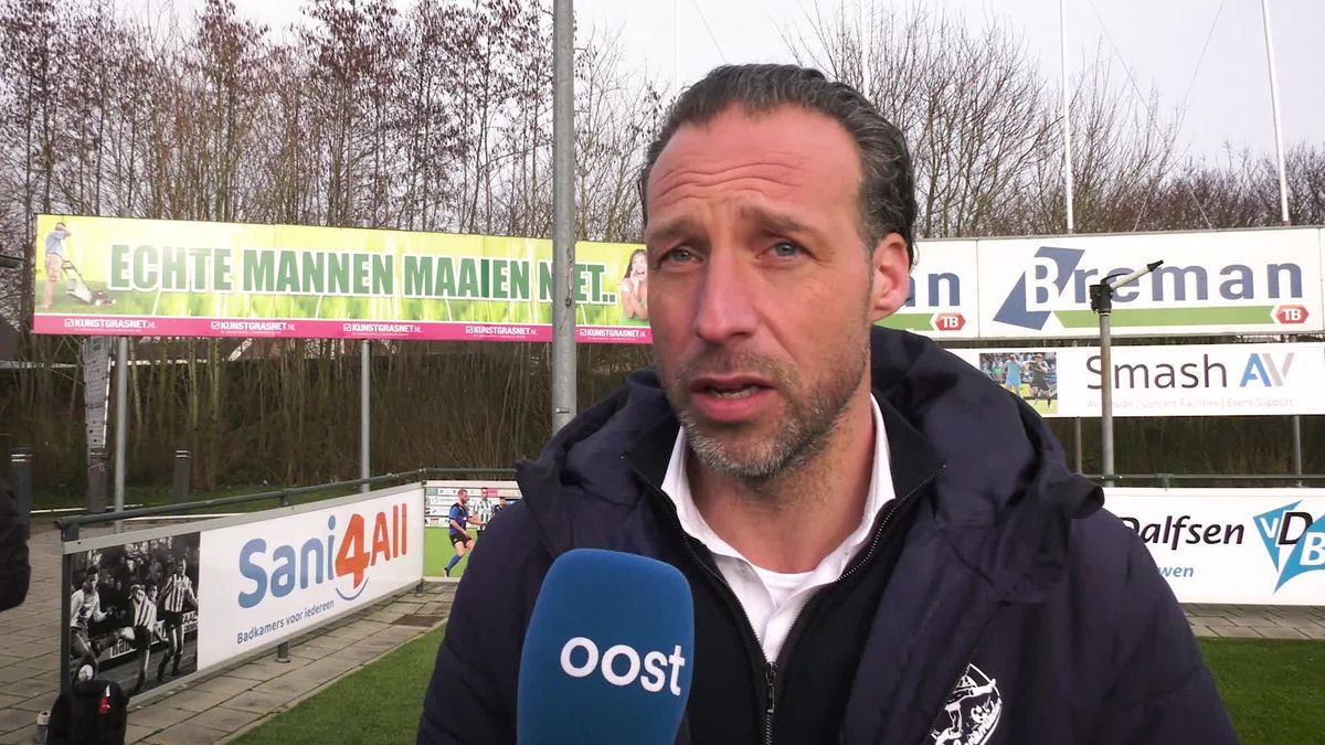 Arnold Klein na de zege van Genemuiden op Excelsior