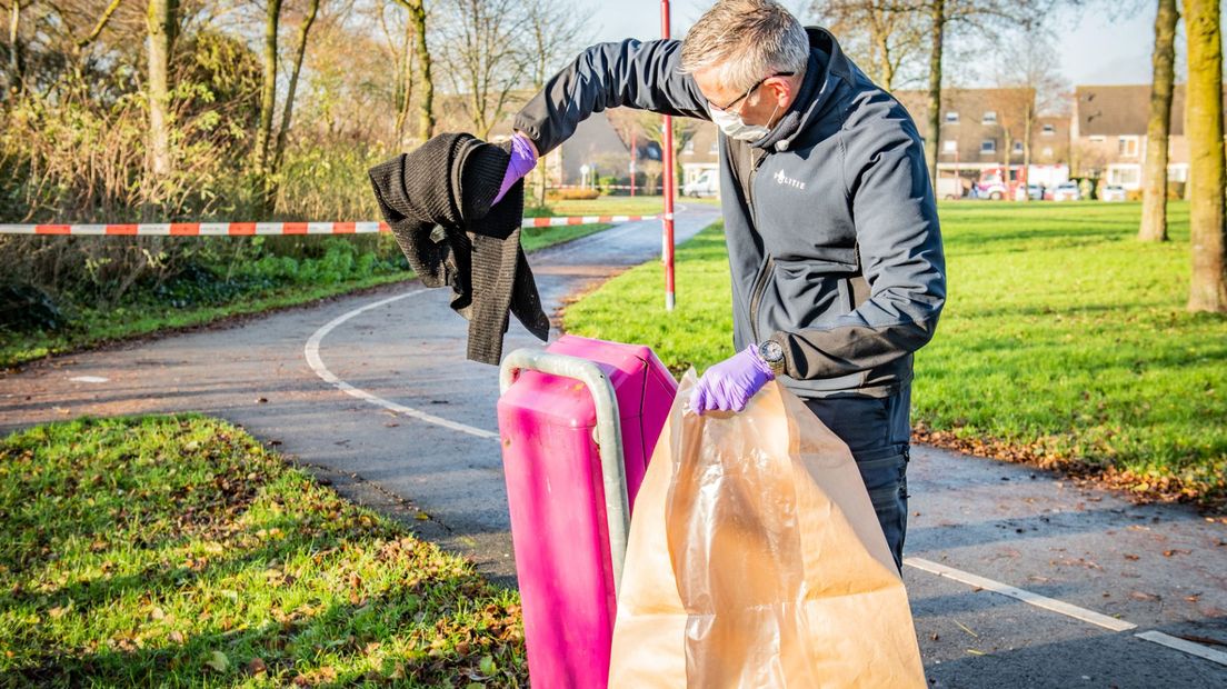 Agent neemt trui in beslag