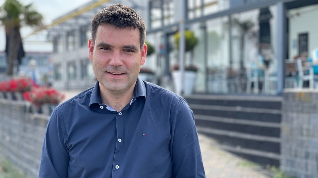 Jos Bosma (30) voor zijn hotel in Delfzijl