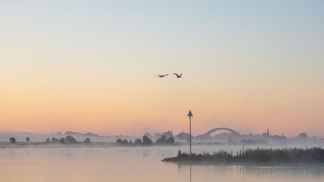 Een van de vele mooie plaatjes van de fotograaf, van de Lekbrug. Canon 5 D op 100mm; 1/800s bij f/5 ISO 640.