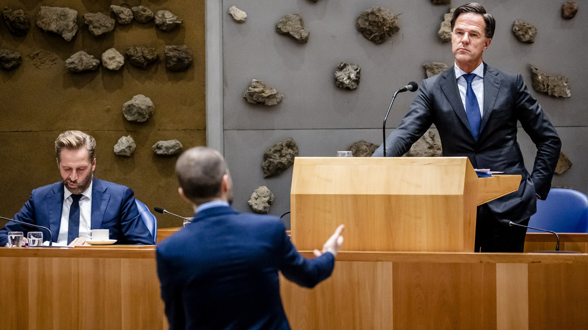 Demissionair ministers De Jonge en Rutte luisteren naar SP-Kamerlid Hijink