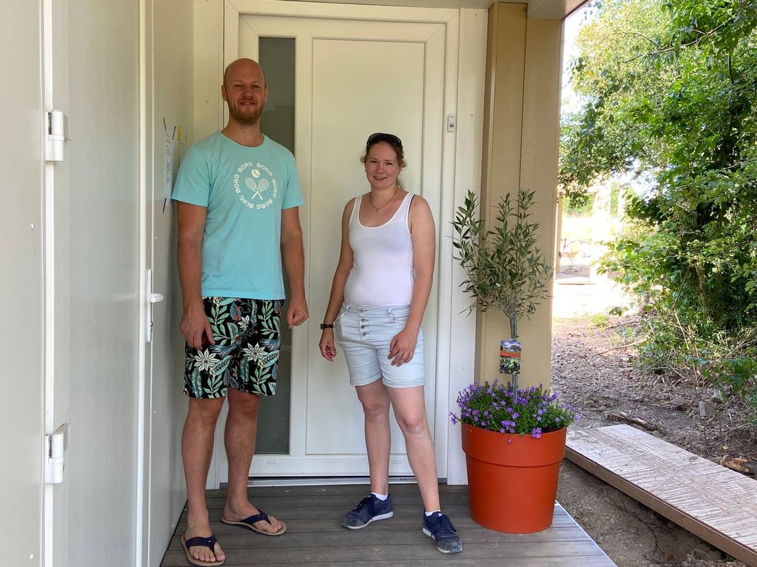 Niels en buurvrouw Yvonne in hun splinternieuwe tiny house