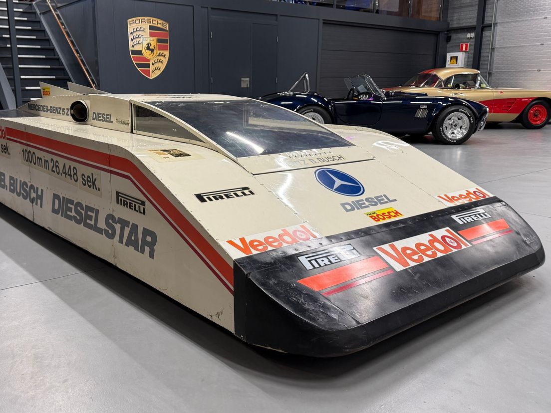 Het lijkt op een spaceshuttle en kost anderhalve ton: in Veenoord staat een unieke raceauto te koop