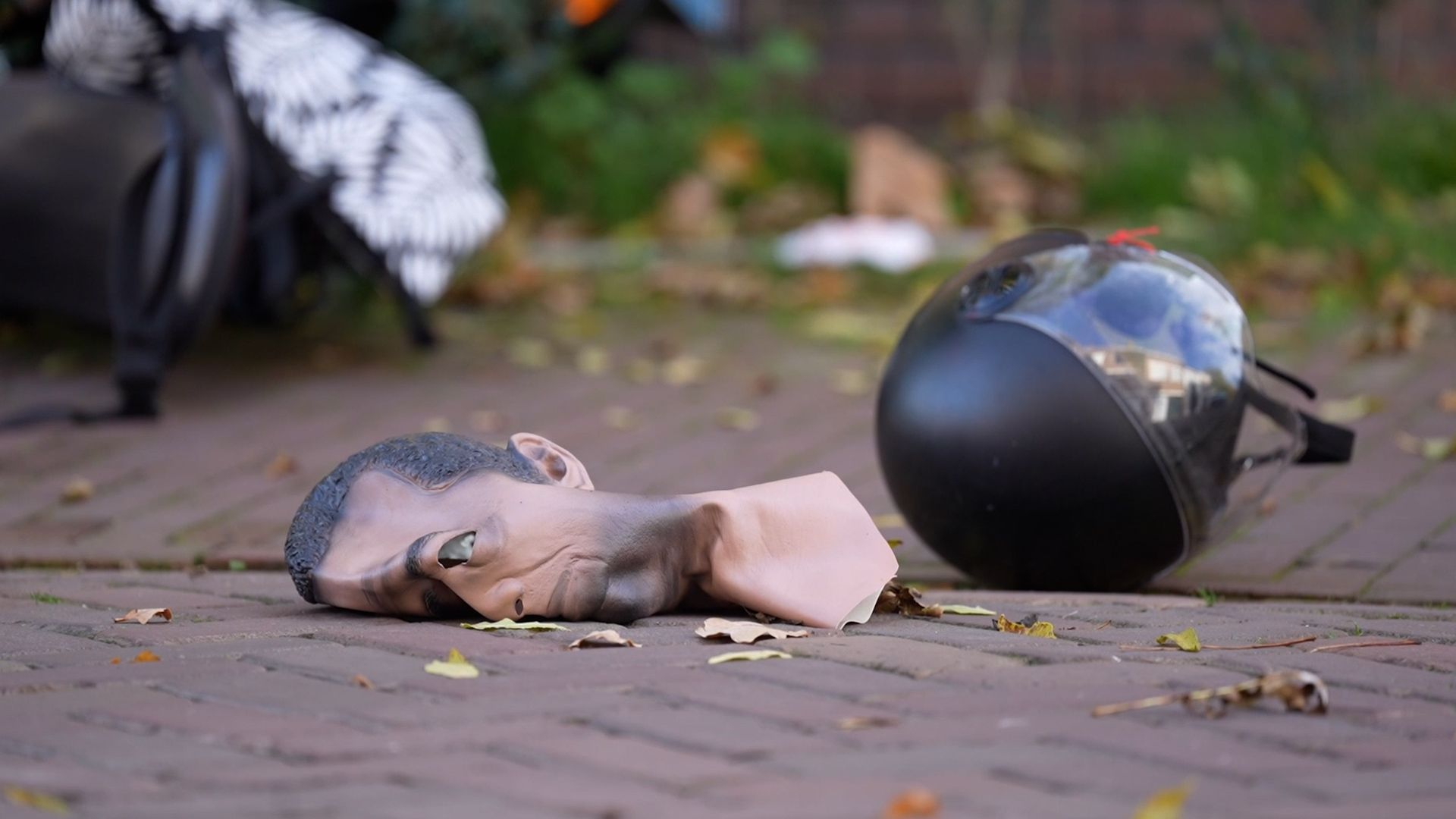 Dit masker werd gebruikt bij de overval.